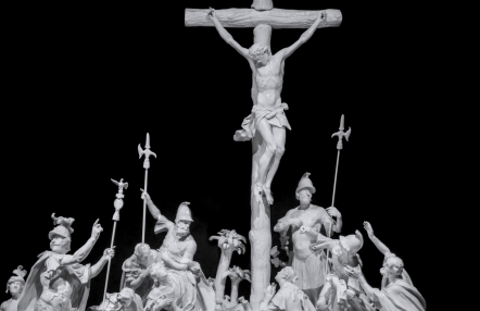 rzeźba z przedstawieniem ukrzyżowania Chrystusa, białe figury postaci zgromadzonych wokół krzyża