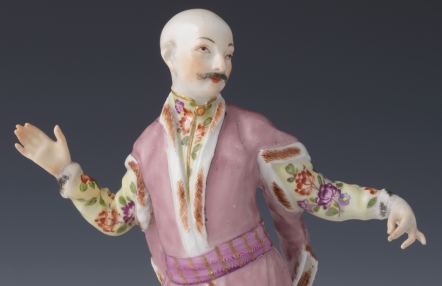figurka porcelanowa, postać mężczyzny w szlacheckim ubraniu, ramiona rozłożone w tanecznym geście