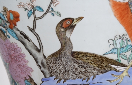 fragment chińskiej ceramiki z motywem roślinnym i ptakiem