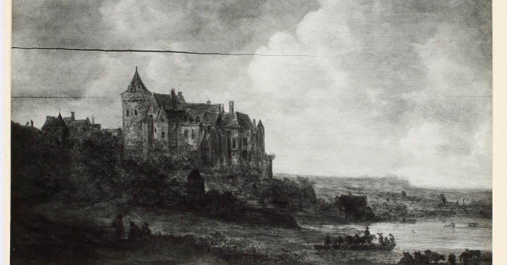 czarno-białe zjęcie przedstawia nadmorski krajobraz, w tle duży zamek, przy brzegu łódź z kilkoma osobami