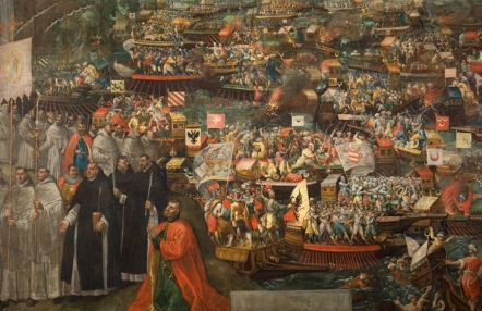obraz przedstawiający scenę bitwy; w tle flota okrętów pełnych postaci walczących żołnierzy, po lewej stronie procesja mnichów niosących sztandar z Matką Boską, na pierwszym planie klęczący mężczyzna w czerwonej szacie