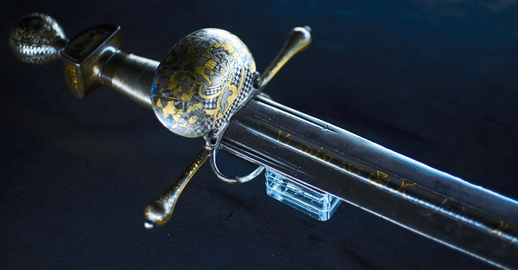 fragment ozdobnego zabytkowego miecza, rękojeść i ostrze