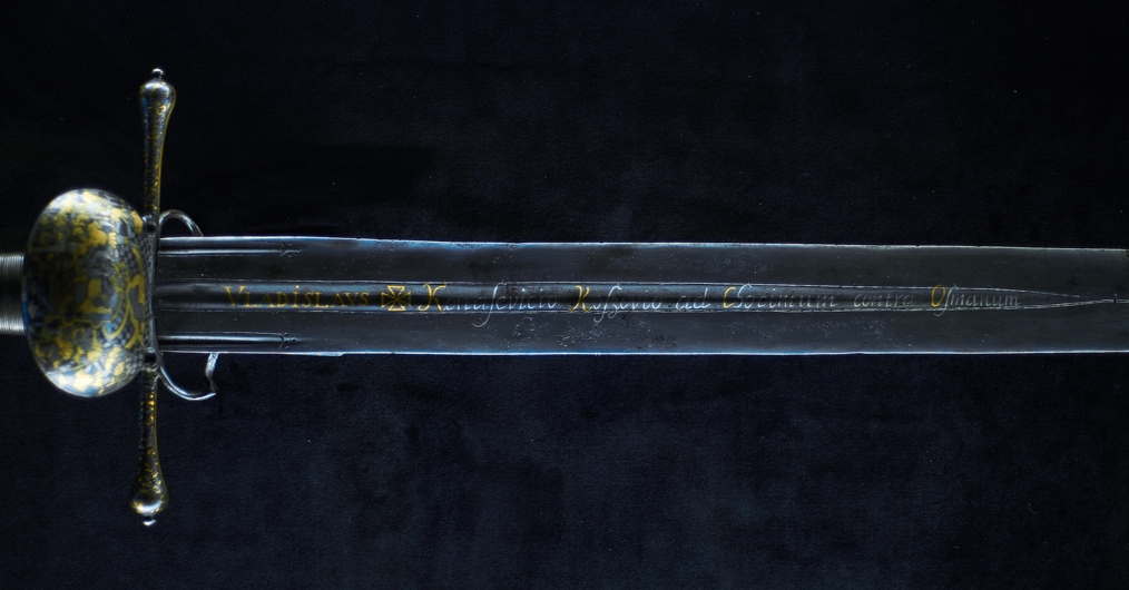 zabytkowy ozdobny miecz, fragment - głownia miecza i ostrze, zdobione napisem