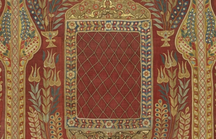 fragment namiotu tureckiego, zdobiony ornamentami geometrycznymi i roślinnymi; dominuje kolor czerwony i złoty