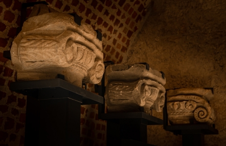 rzeźbione zwieńczenia kolumn; sala w nastrojowym przyciemnionym świetle