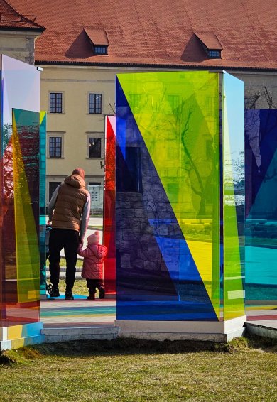 Instalacja "Wysia" z kolorowymi szybami w słońcu.
