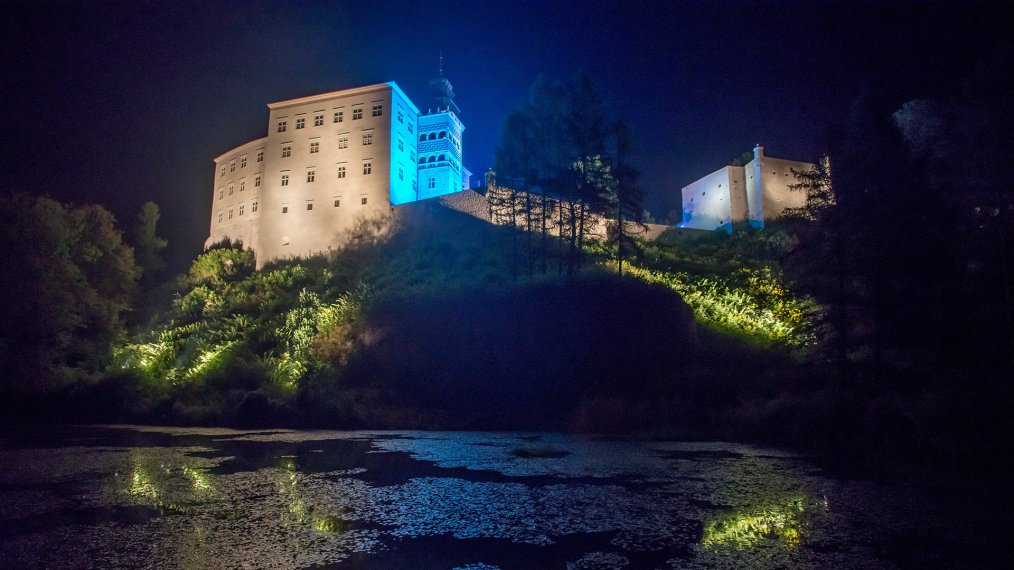 Wieczorne, kolorowe oświetlenie Zamku w Pieskowej Skale.