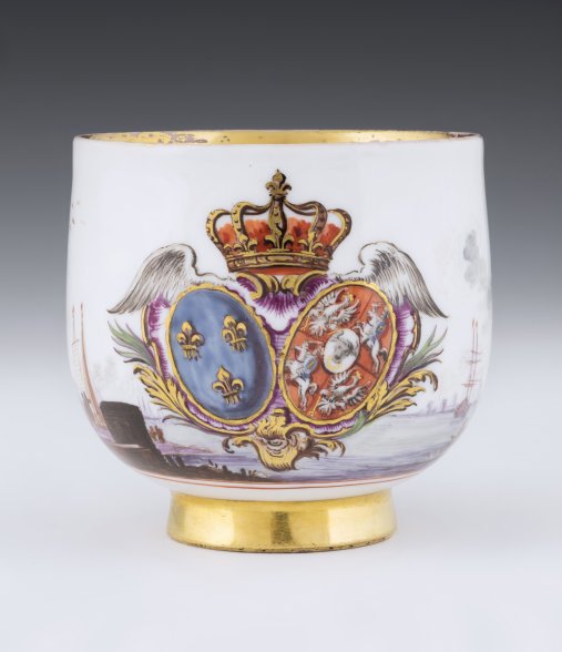 Pozłacana porcelanowa czarka z herbem.
