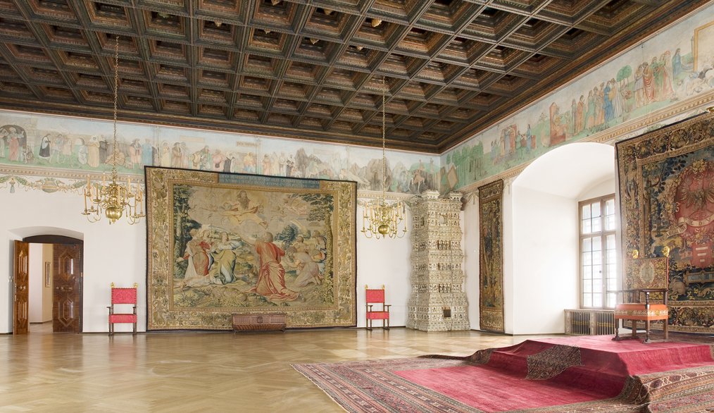 Sala poselska z arrasami.