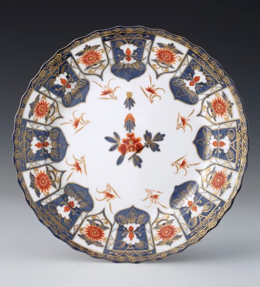 Porcelanowy talerz ozdobiony motywem geometrycznym i kwiatowym