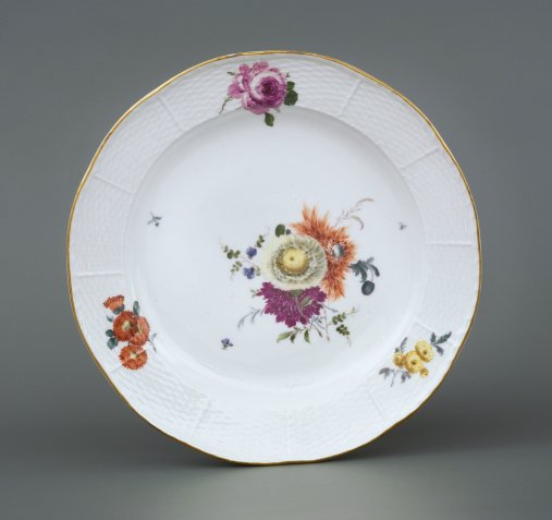 Porcelanowy talerz z motywem kwiatowym.