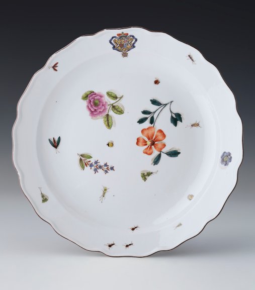 Porcelanowy talerz w kwiaty.