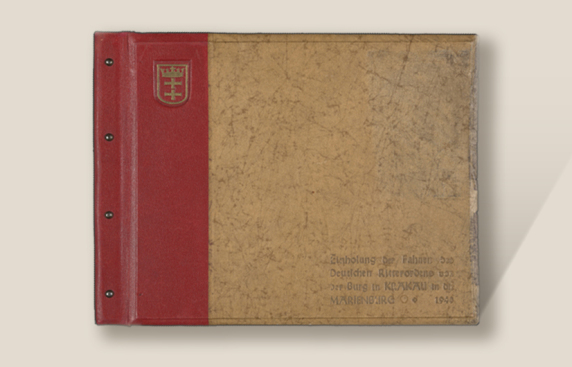 Album w oprawie półpłóciennej, pozostała część wyklejona papierem typu marmurek; w lewym górnym rogu wytłoczony na sucho herb Gdańska podbarwiony złotą farbą; w prawym dolnym rogu odciśnięty na sucho złocony tytuł albumu.