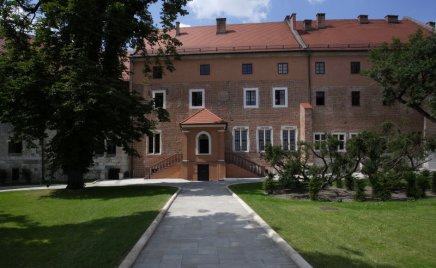 widok na budynek z cegły