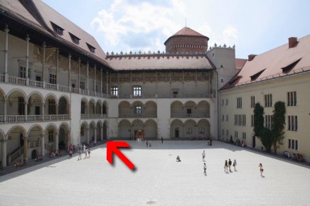 widok z góry na dziedziniec arkadowy, strzałka oznacza wejście do Strefy Mistrzów