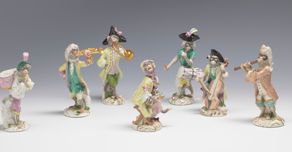 figurki porcelanowe małp w strojach dworskich
