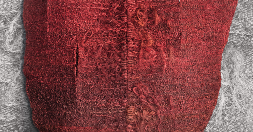 fragment czerwonej tkaniny artystycznej, z grubymi splotami