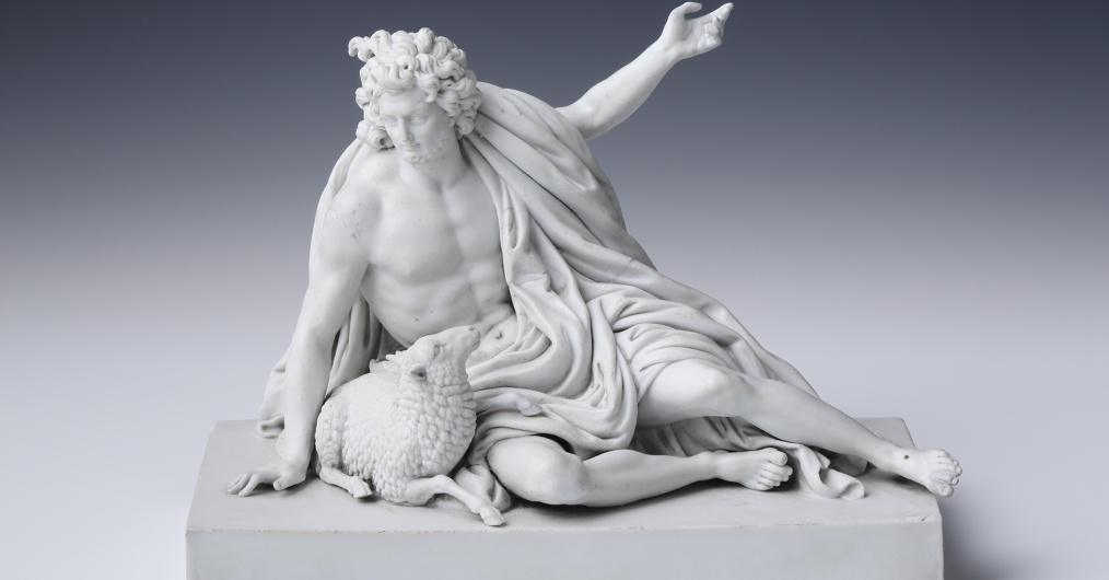 porcelanowa figurka pasterza, siedzącego obok baranka