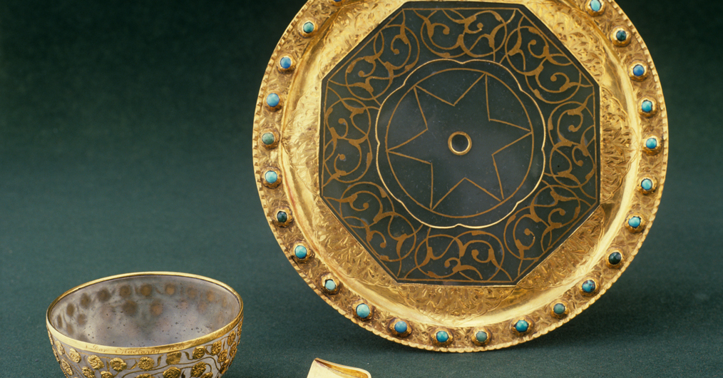 Czarka, paterka i łyżeczka, złote, zdobione geometrycznymi ornamentami