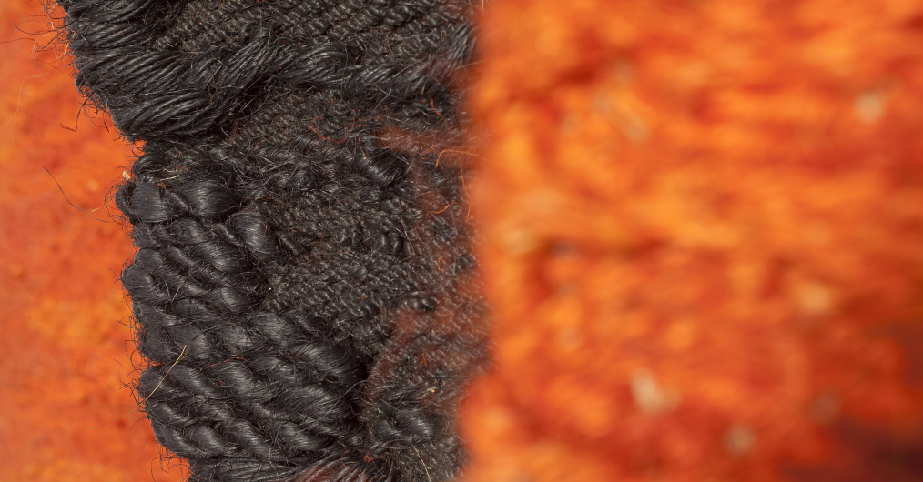 fragment czerwono-czarnej tkaniny artystycznej, z grubymi splotami