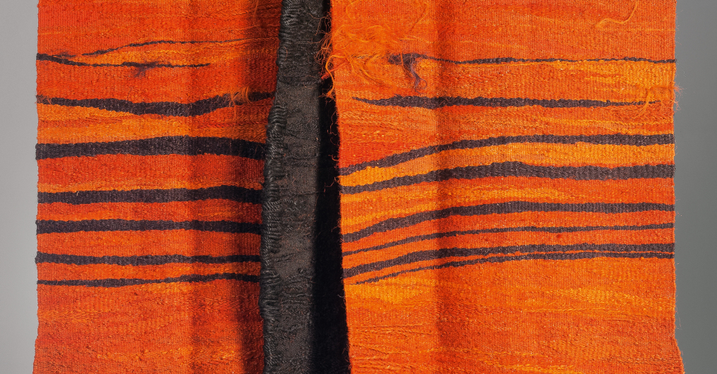 fragment pomarańczowej tkaniny z sizalu, z poziomymi czarnymi liniami