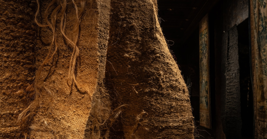 Zbliżenie na kawałek tkaniny z wyraźnym wzorem w paski.