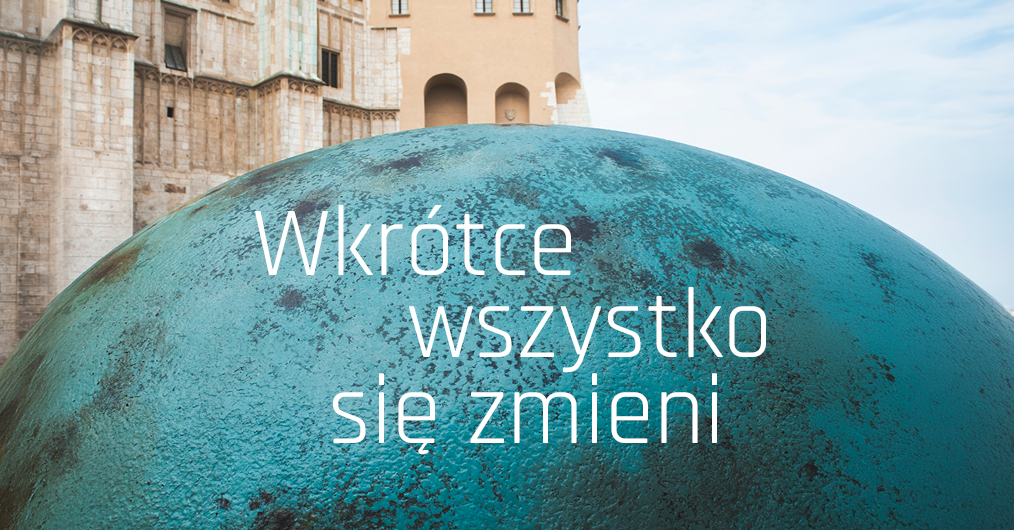 zaciemniona sala muzealna z zabytkami w gablotach