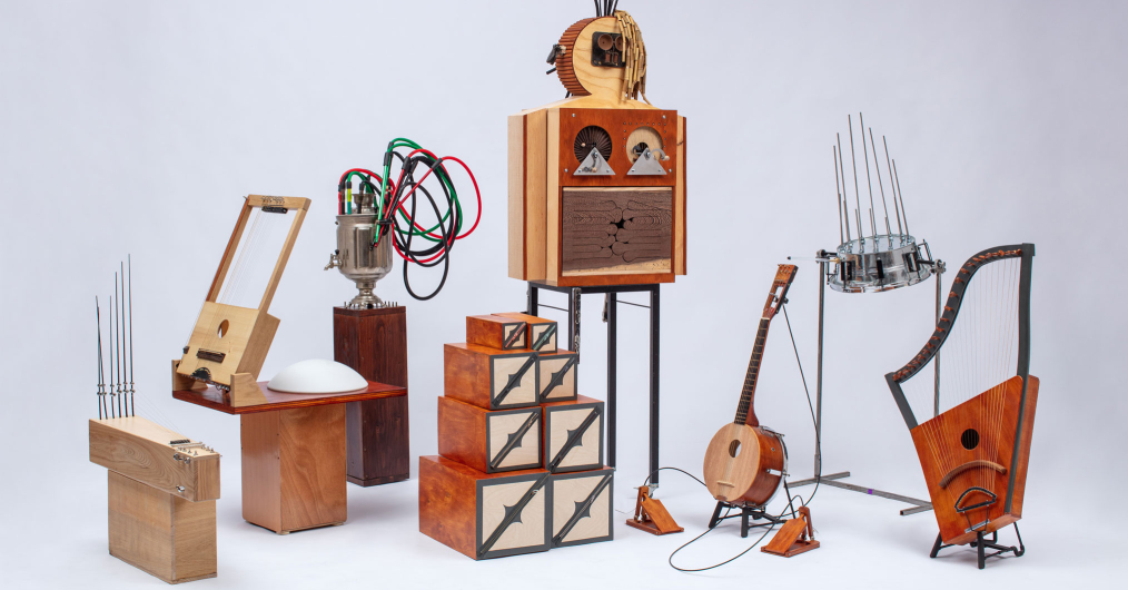 zespół różnych instrumentów, strunowych, akustycznych i nietypowych