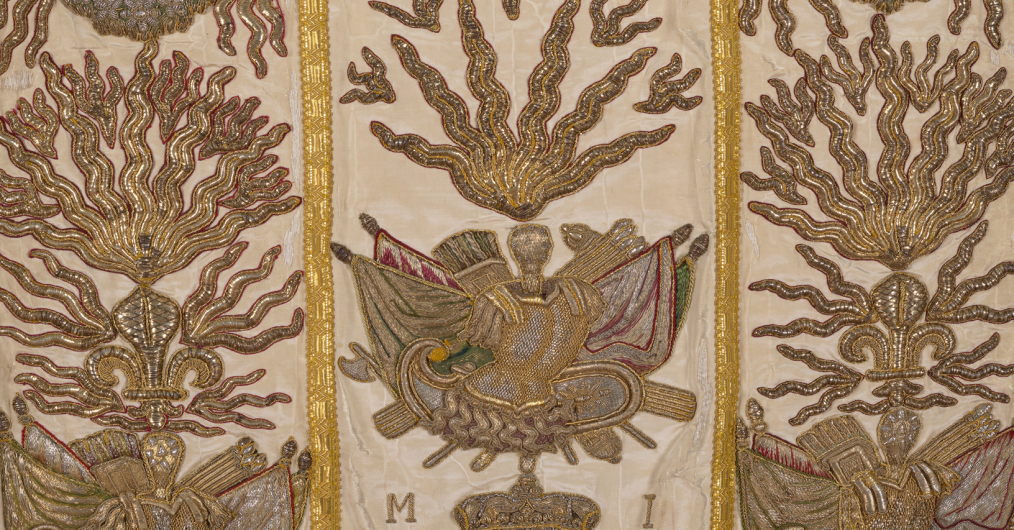 fragment ornatu, haftowane złoto-srebrne emblematy kościelne, na jasnej jedwabnej tkanienie