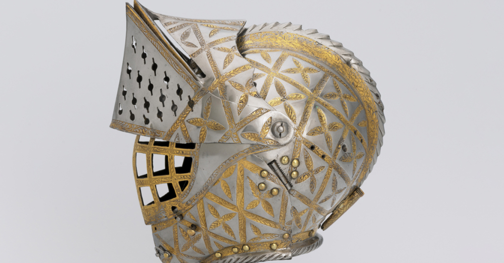 hełm rycerski, w srebrnym kolorze, ze złotymi zdobieniami