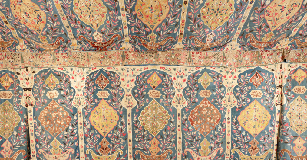 fragment barnego namiotu tureckiego, z bogatymi ornamentami roślinnymi i geometrycznymi