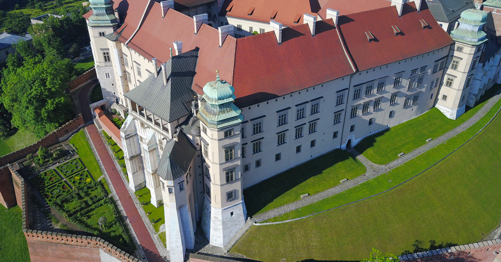 widok z góry na wawelskie wzgórze, zamek, katedrę i inne budynki; słoneczny dzień, dużo zieleni dookoła