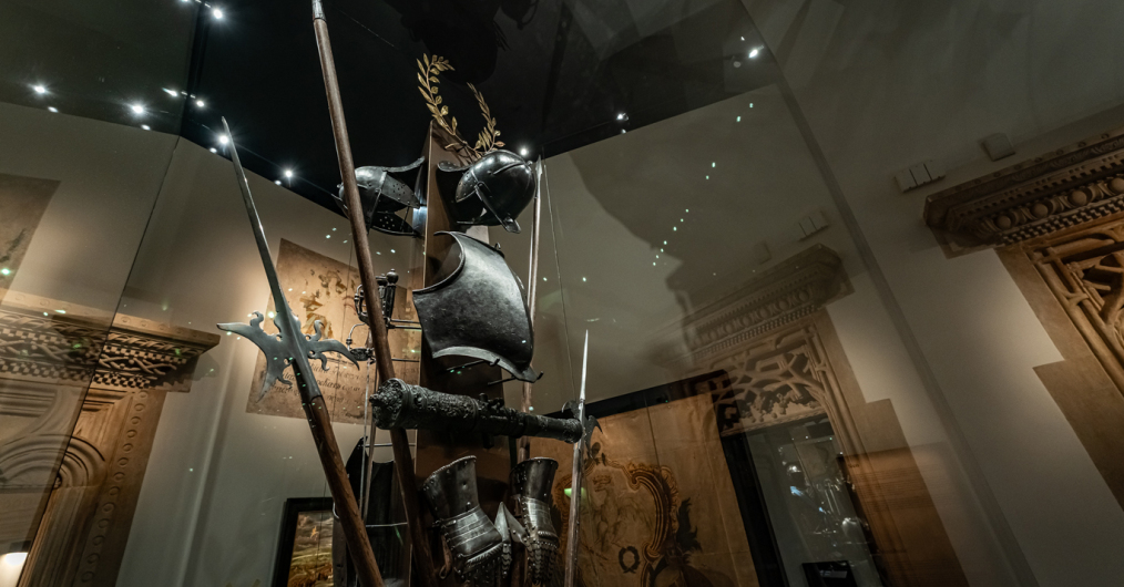 sala muzealna ze zbrojami