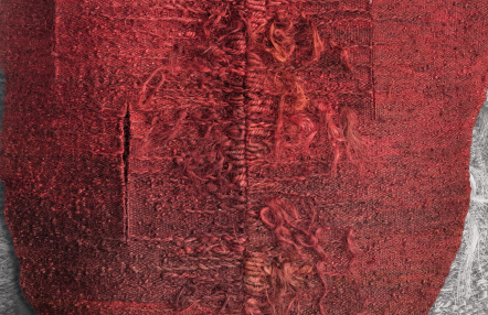 fragment czerwonej tkaniny artystycznej, z grubymi splotami