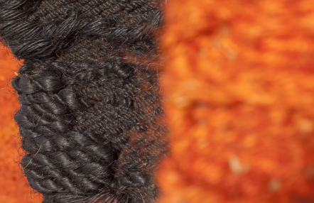 fragment czerwono-czarnej tkaniny artystycznej, z grubymi splotami