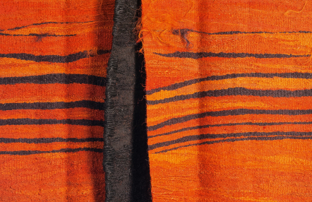 fragment pomarańczowej tkaniny z sizalu, z poziomymi czarnymi liniami