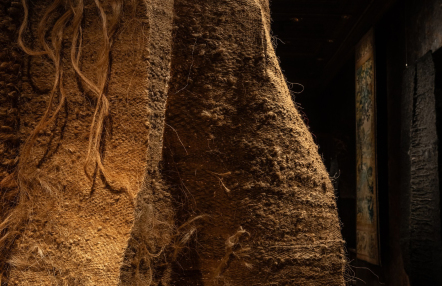 Zbliżenie na kawałek tkaniny z wyraźnym wzorem w paski.