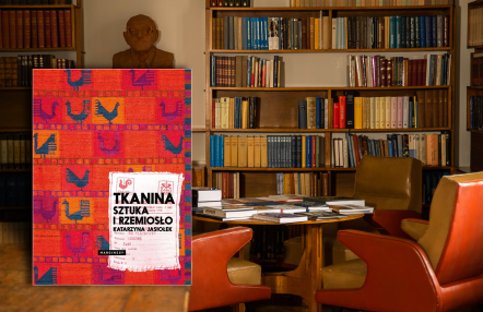 wnętrze biblioteki, na stole książka z widoczną okładką