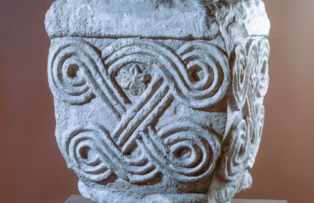 zdjęcie przedstawiające fragment rzeźbionego kamienia