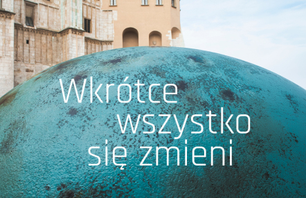 zaciemniona sala muzealna z zabytkami w gablotach