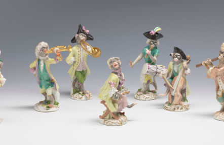 porcelanowe figurki małp w strojach dworskich
