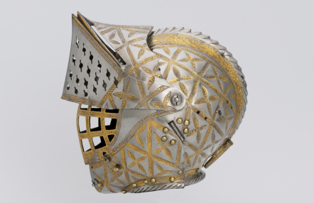 hełm rycerski, w srebrnym kolorze, ze złotymi zdobieniami