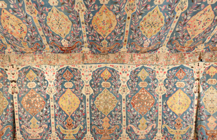 fragment barnego namiotu tureckiego, z bogatymi ornamentami roślinnymi i geometrycznymi