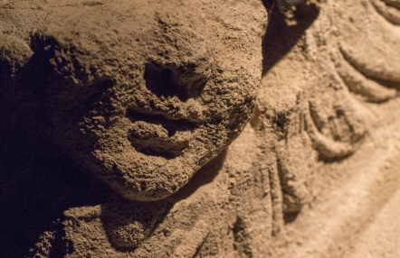 fragment kamiennej rzeźby przedstawiającej twarz aniołka