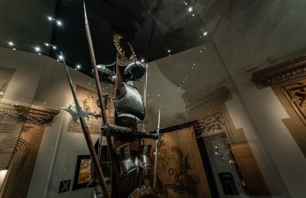 sala muzealna ze zbrojami