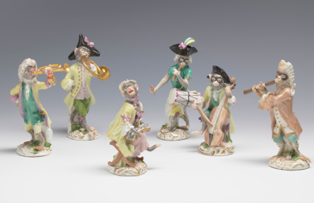 figurki porcelanowe małp w strojach dworskich