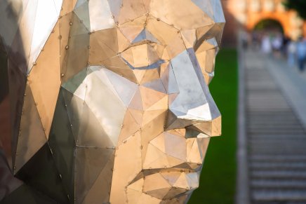 współczesna rzeźba ze stali przedstawiająca głowę kobiecą