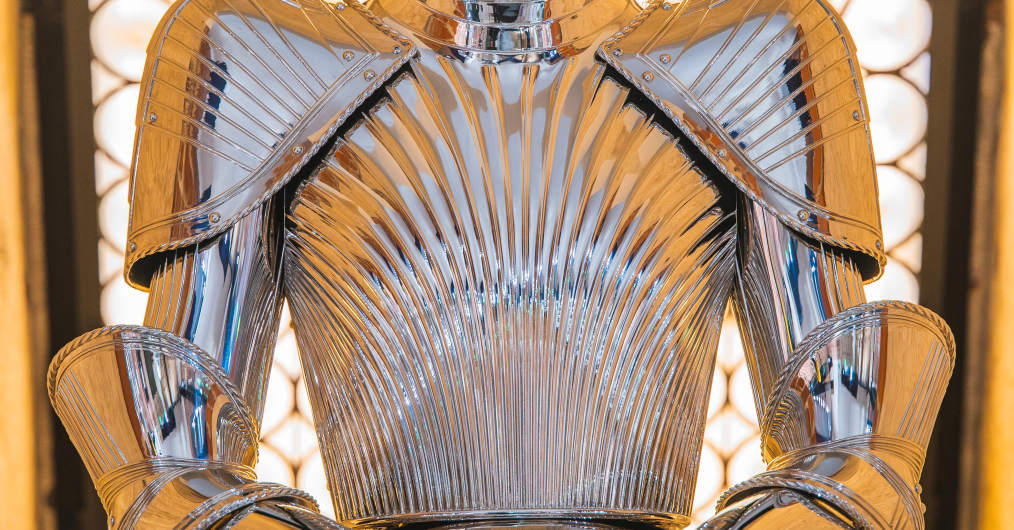 suknia w kolorze srebra, wyglądająca jak zbroja