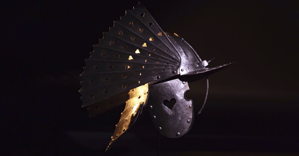 hełm rycerski, wykonany z blachy w srebrnym kolorze, podświetlony nastrojowym światłem