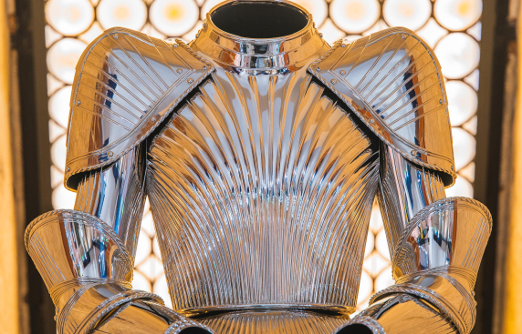 suknia w kolorze srebra, wyglądająca jak zbroja